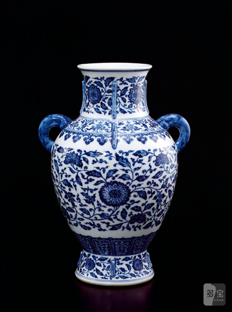 清乾隆 青花缠枝花卉纹双耳出戟尊 - 图8